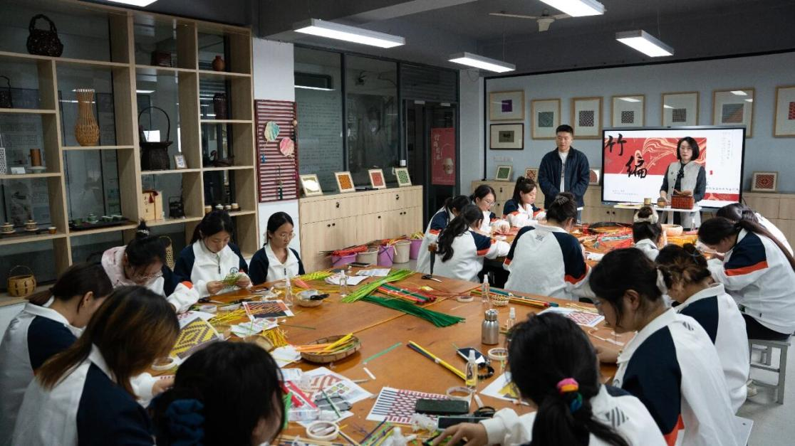 为非遗“添彩”，为青春“赋能”：江苏建院的文化育人新实践